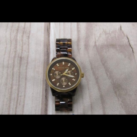 Michael Kors Jet Set Tortoise Watch - Picture 4 of 8